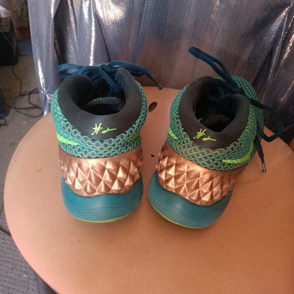 Nike Kyrie Irving Rare Green Gold US size 6 - Picture 3 of 5